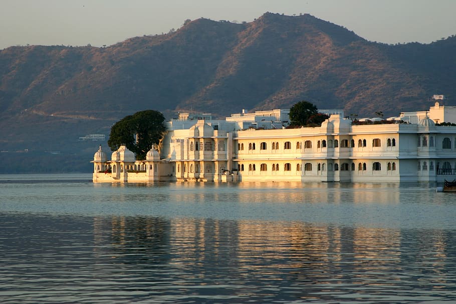 Day 8: Udaipur Sightseen :- City Palace, Jagdish Temple, Bagore Ki Haveli, Boat Ride on Pichola Lake, Fateh Sagar Lake, Saheliyon Ki Badi, Monsoon Palace